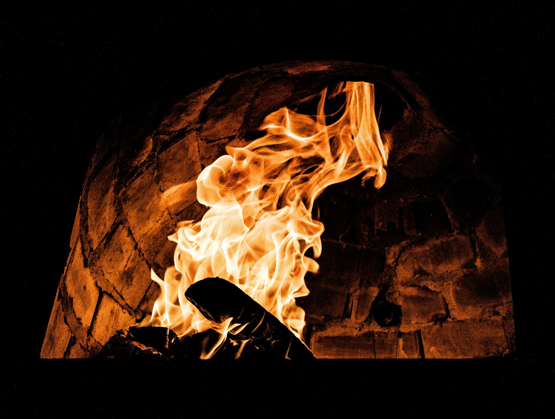 Fuoco vivo nel forno a legna