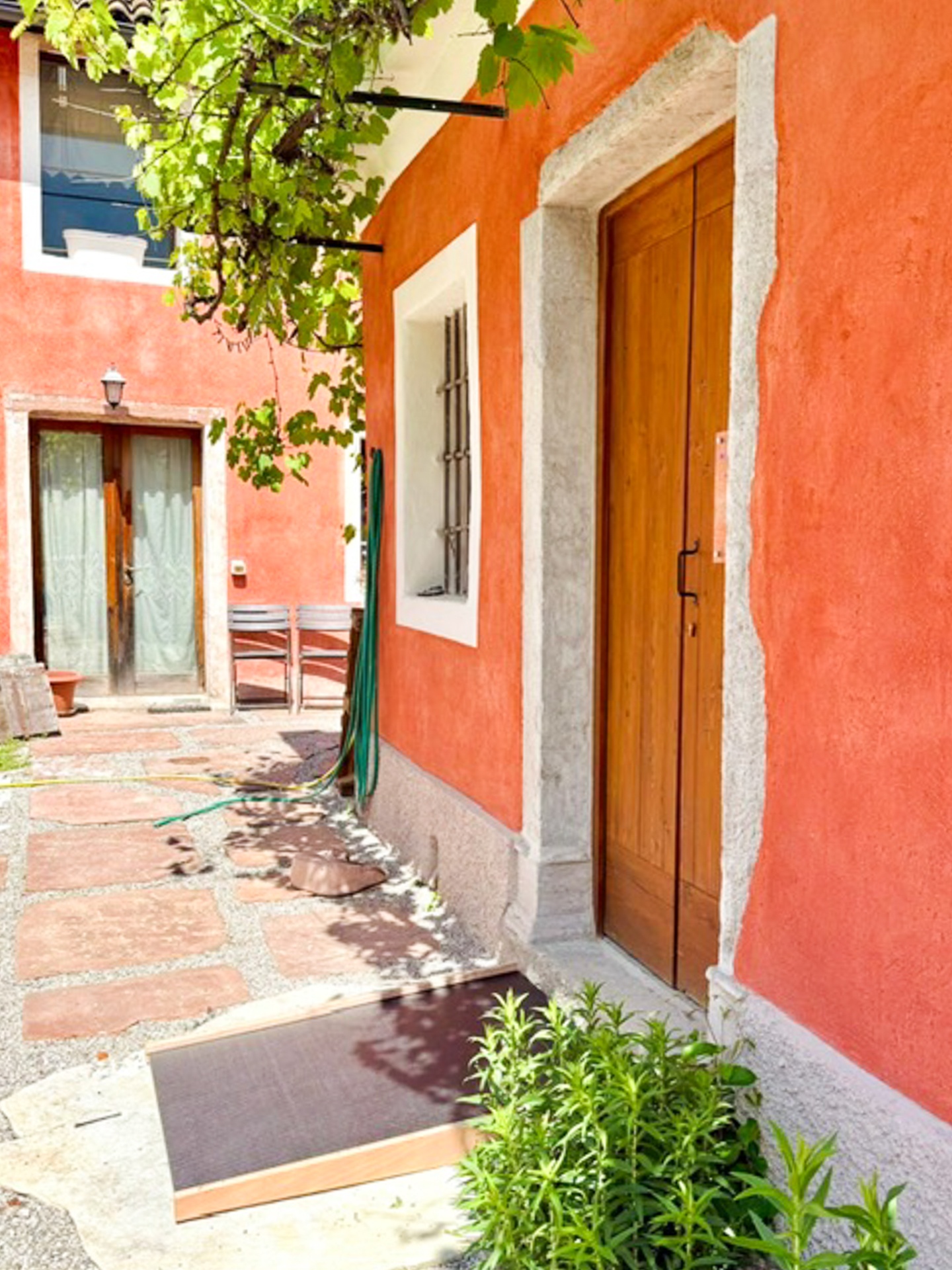 Il cortile con il pergolato di vite