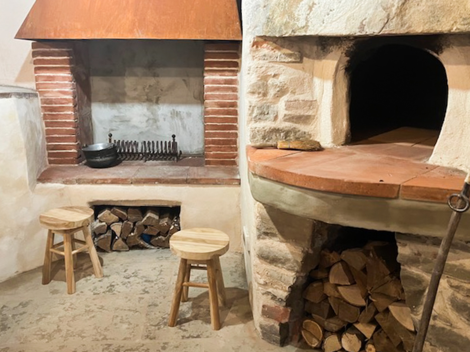 Il focolare tradizionale accanto al forno